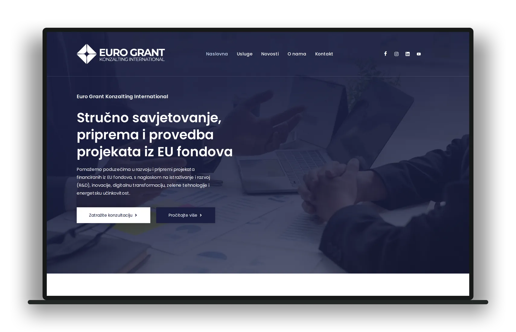 Naslovna stranica Euro Grant Konzalting prikazana na laptopu