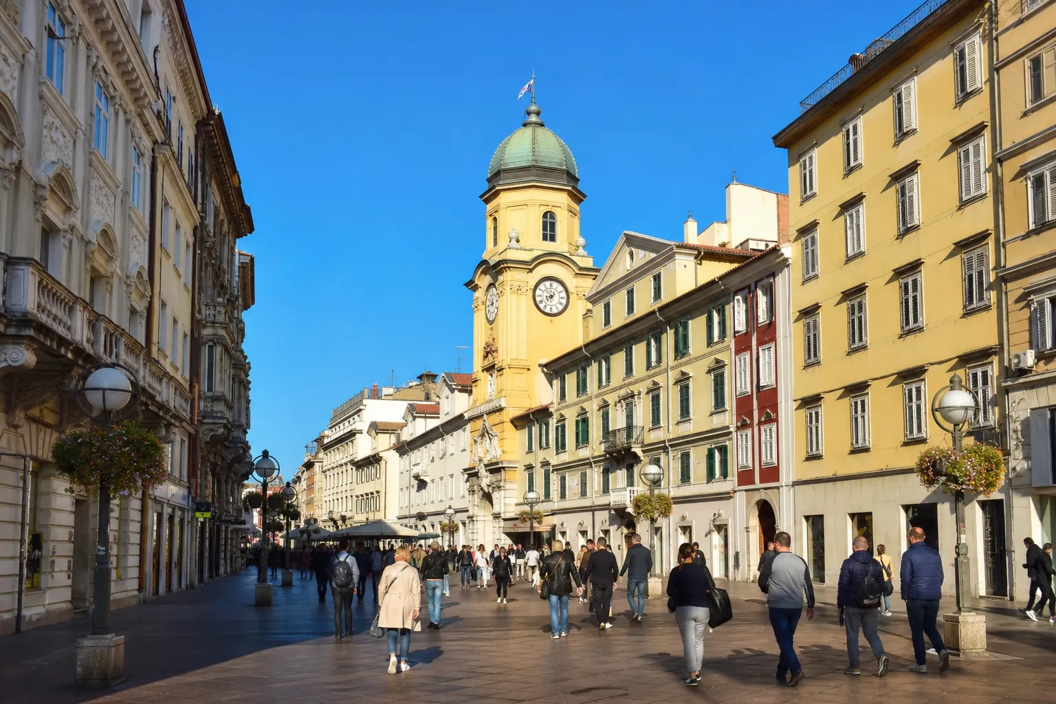 Gradski toranj na riječkom Korzu po sunčanom danu