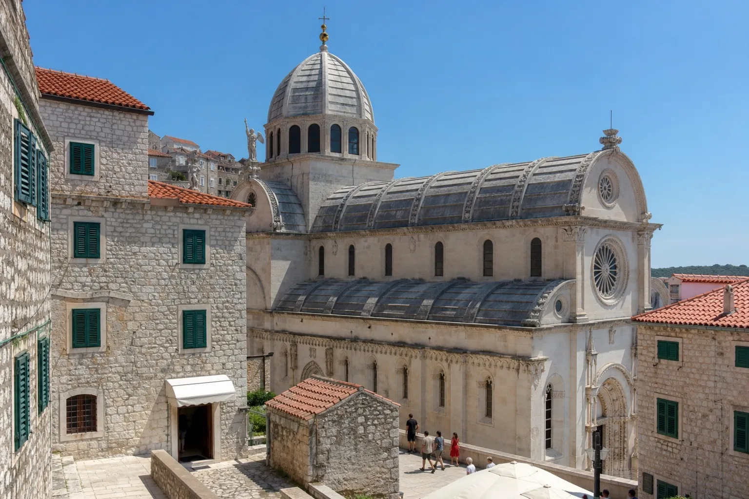 Kamena kupola i krov katedrale svetog Jakova u Šibeniku po sunčanom danu