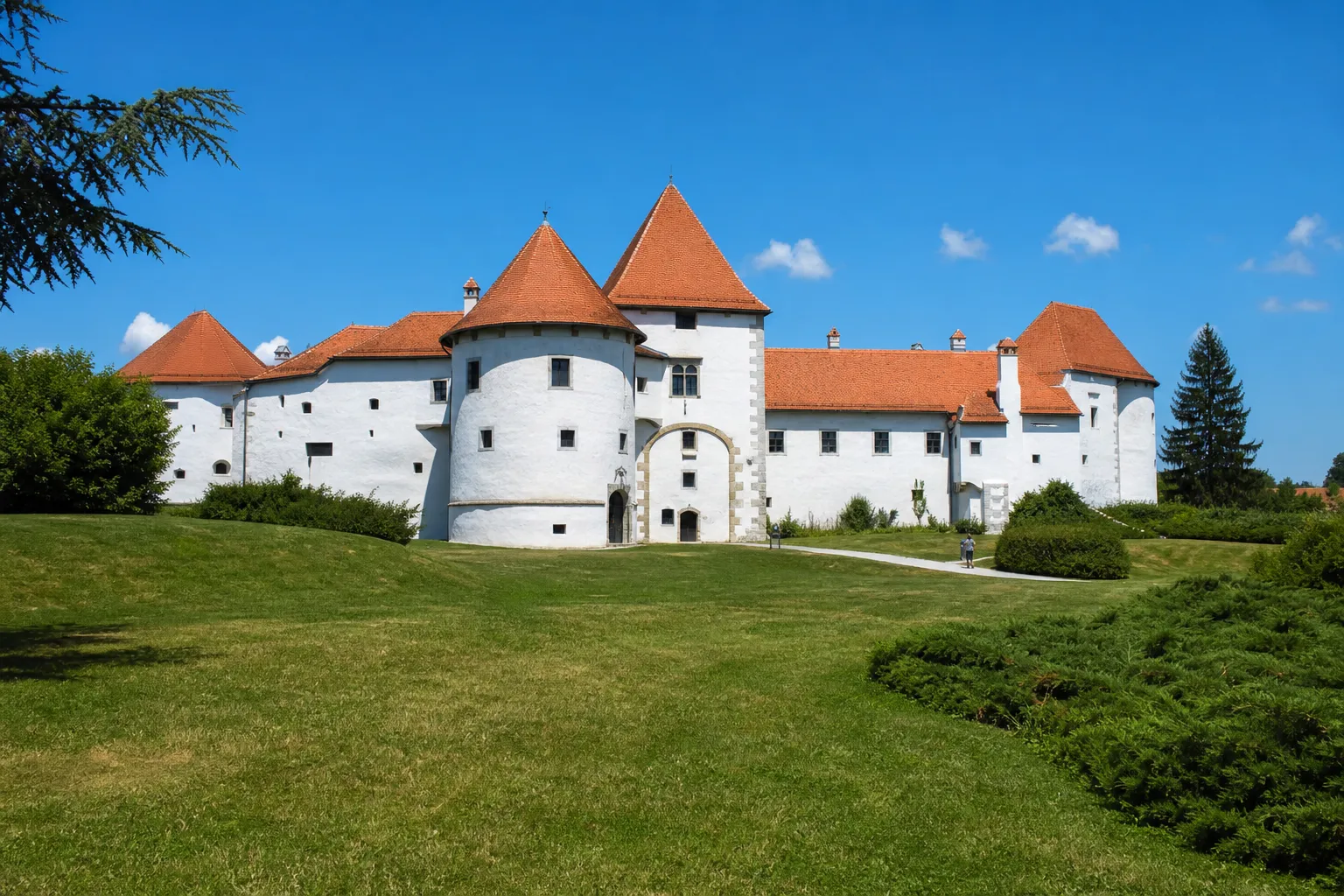 Stari grad Varaždin s bijelim kulama i crvenim krovovima po sunčanom danu