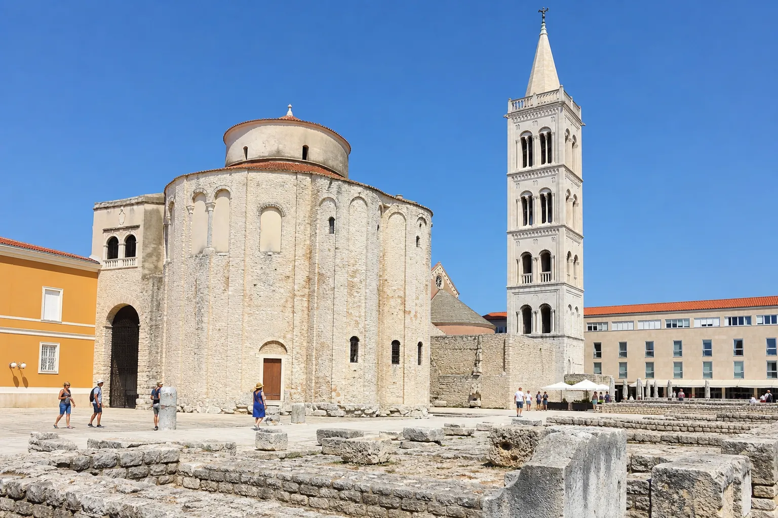 Crkva svetog Donata i zvonik katedrale u Zadru po sunčanom danu